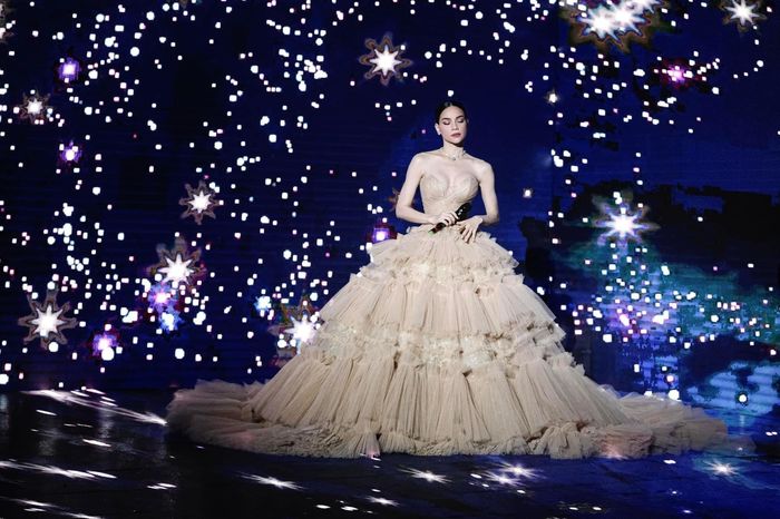 Chiếc váy cưới công chúa Lọ Lem được hoàn thành trong 380 giờ  Ngôi sao