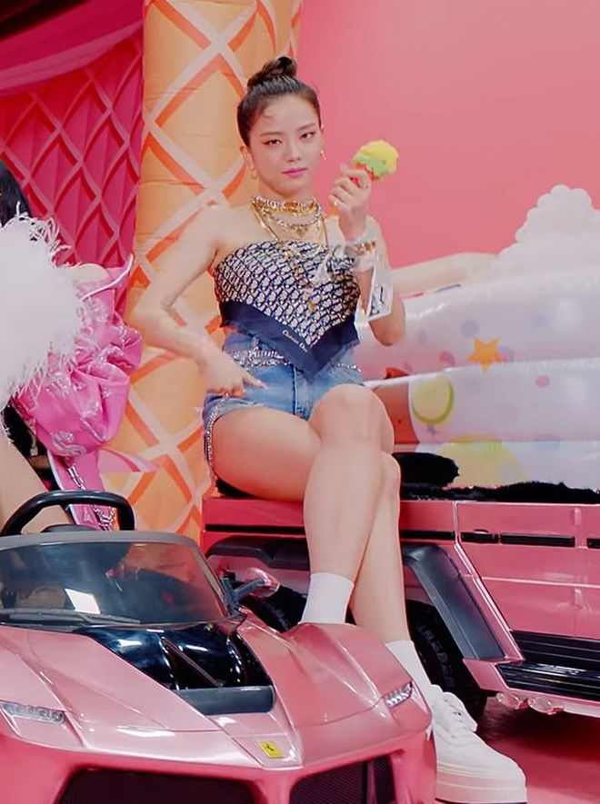 Những lần stylist BLACKPINK lụt nghề với Jisoo: Hỡi ơi, lộ cả bé mỡ