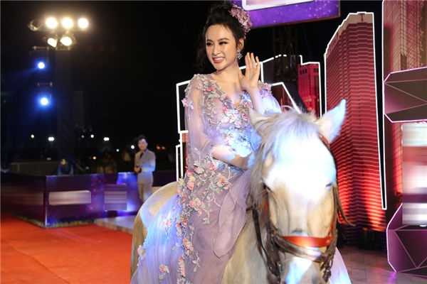 Những màn tạo nét quá tay của mỹ nhân Việt trên thảm đỏ