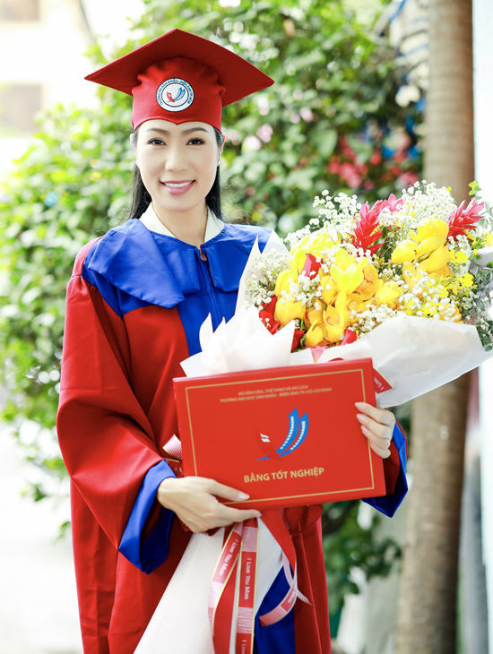 Những sao Việt đi học khi đã quá tuổi: Phi Thanh Vân học lớp CEO