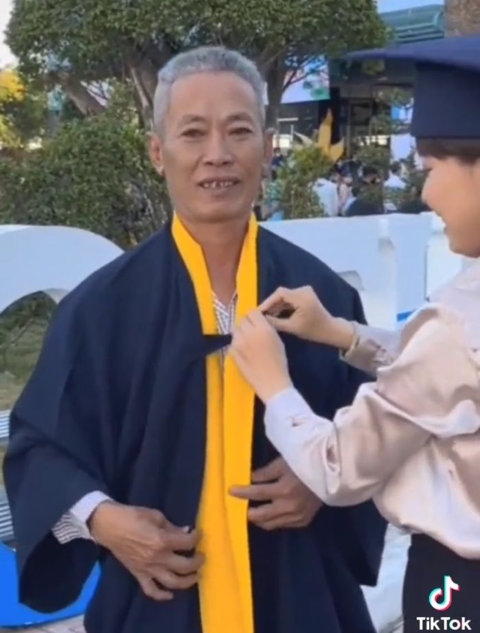 Ông bố nông dân mắt ngấn lệ khi được con gái cho thử áo cử nhân