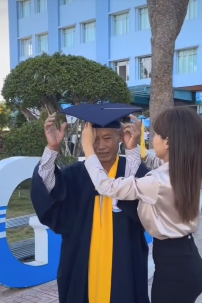 Ông bố nông dân mắt ngấn lệ khi được con gái cho thử áo cử nhân