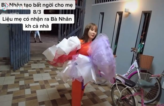 Phản ứng của mẹ khi thấy Bà Nhân sau tân trang: Sao mày khác quá vậy?