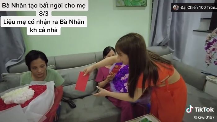 Phản ứng của mẹ khi thấy Bà Nhân sau tân trang: Sao mày khác quá vậy?