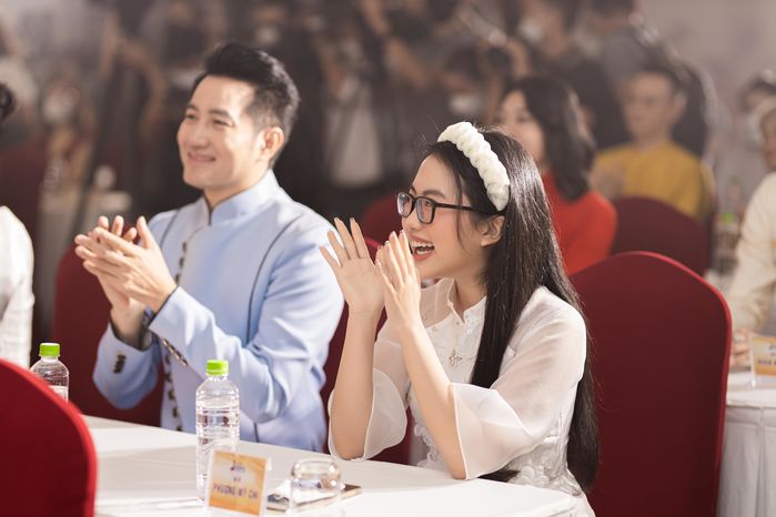 Phương Mỹ Chi ở tuổi 19 đã được chọn làm đại sứ áo dài