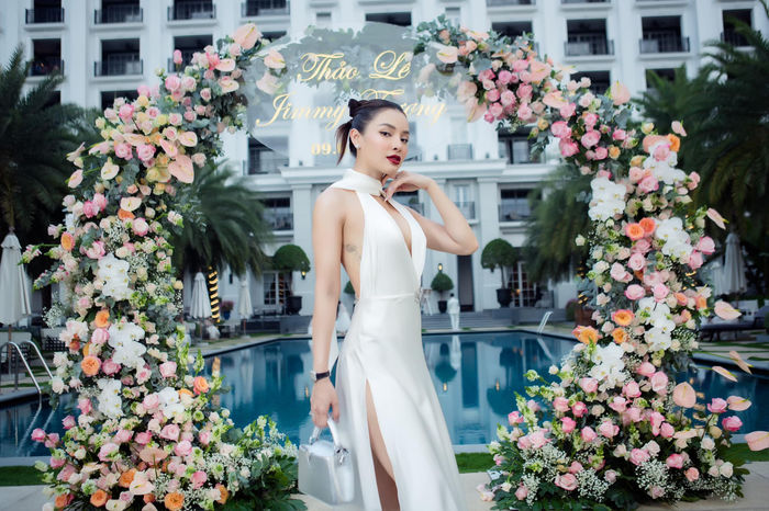 Phương Trinh Jolie diện váy lấn át cô dâu được tặng 100 cây vàng