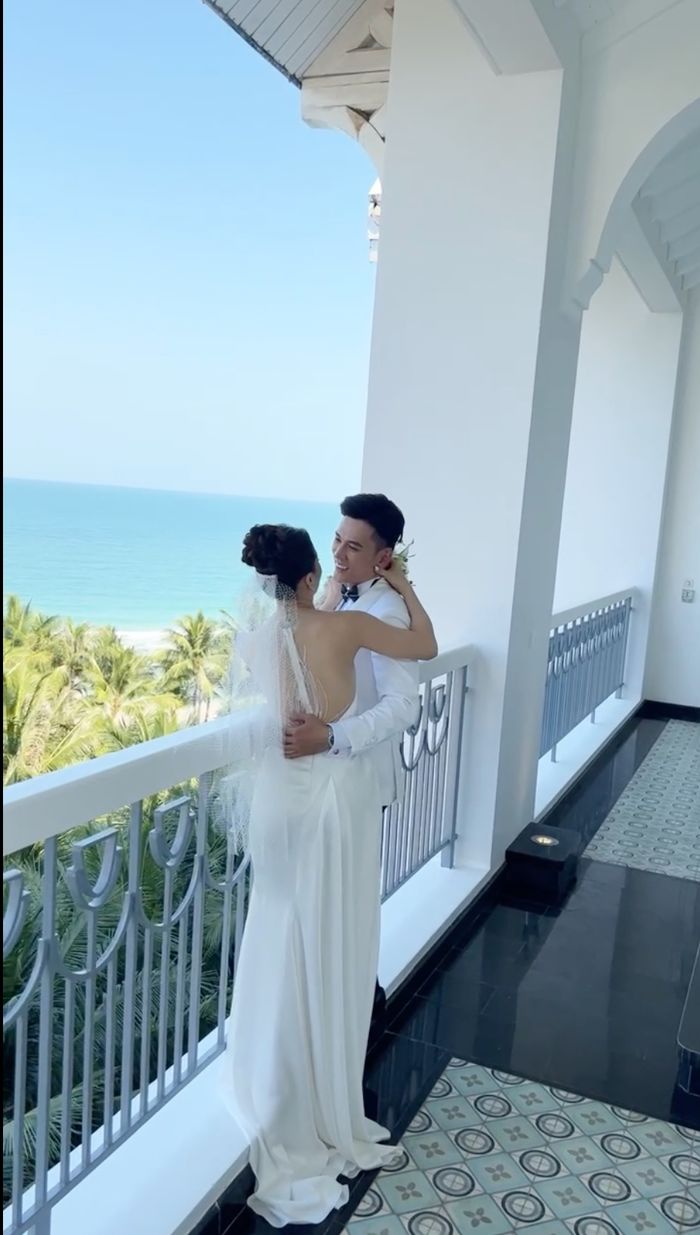 Phương Trinh Jolie - Lý Bình: mặc 4 bộ váy cưới chụp hình ở Phú Quốc