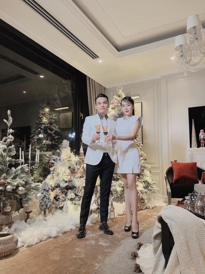 Quà 8/3 đắt đỏ nhất Vbiz: Khắc Việt mua xế hộp 7 tỷ đồng tặng vợ DJ