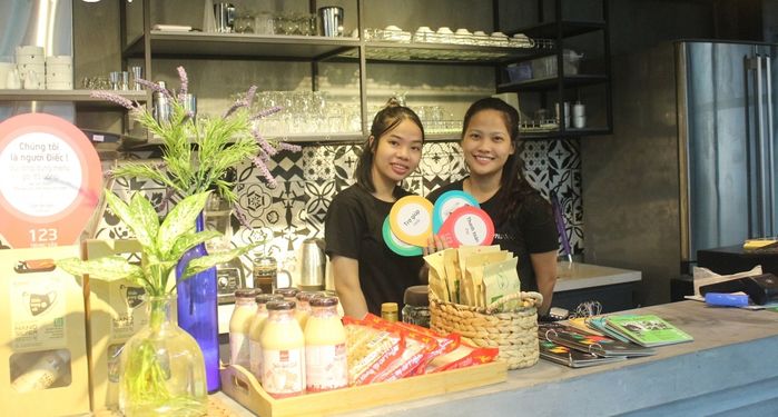 Quán cà phê đặc biệt: Khách gọi món bằng... tay, không nói chuyện