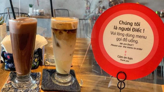 Quán cà phê đặc biệt: Khách gọi món bằng... tay, không nói chuyện