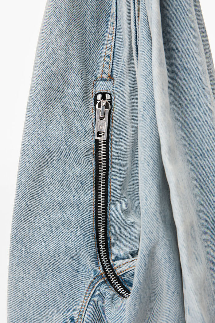 Chiếc túi hàng hiệu 13 củ làm từ quần jeans gây ngỡ ngàng