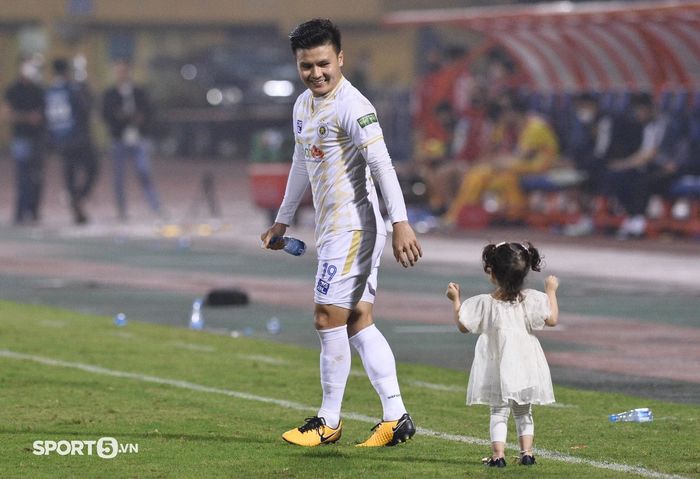 Quang Hải bế cháu ăn mừng trong trận đấu tạm biệt đội tuyển CLB Hà Nội