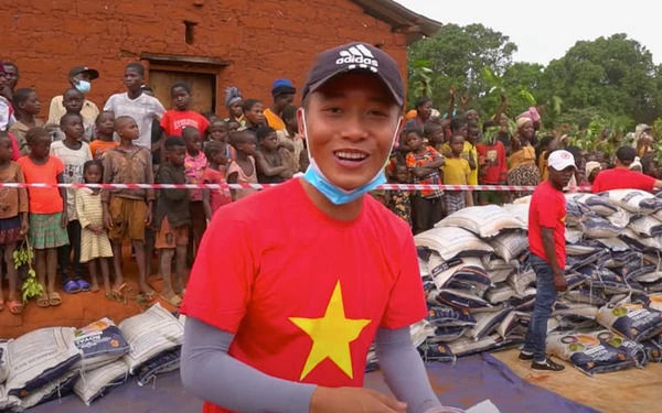Từng xuất thân cơ cực, Quang Linh Vlog tích cực đi giúp người nghèo