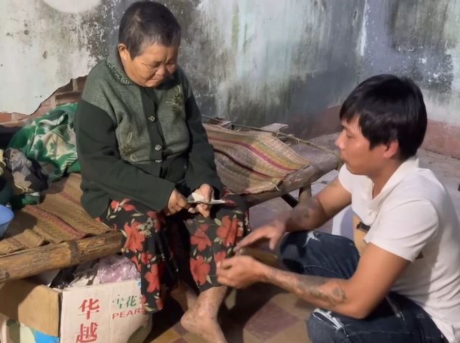 Từng xuất thân cơ cực, Quang Linh Vlog tích cực đi giúp người nghèo
