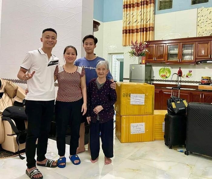 Quang Linh Vlog chia tay gia đình, quay lại châu Phi làm thiện nguyện
