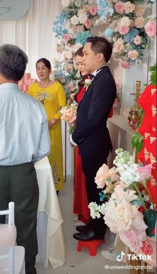 Quên cô dâu kê ghế trong lễ cưới đi, chú rể cũng áp dụng chiêu hay ho