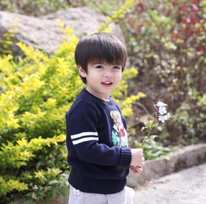 Quý tử nhà Marian Rivera nhận bão like: Bé tẹo đã điển trai hơn bố