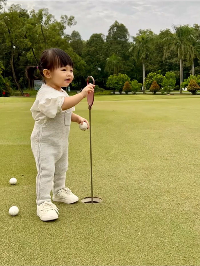 Rich kid nhà sao Việt chơi môn thể thao quý tộc: Kim Lý còn dạy Subeo