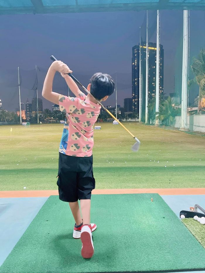 Rich kid nhà sao Việt chơi môn thể thao quý tộc: Kim Lý còn dạy Subeo