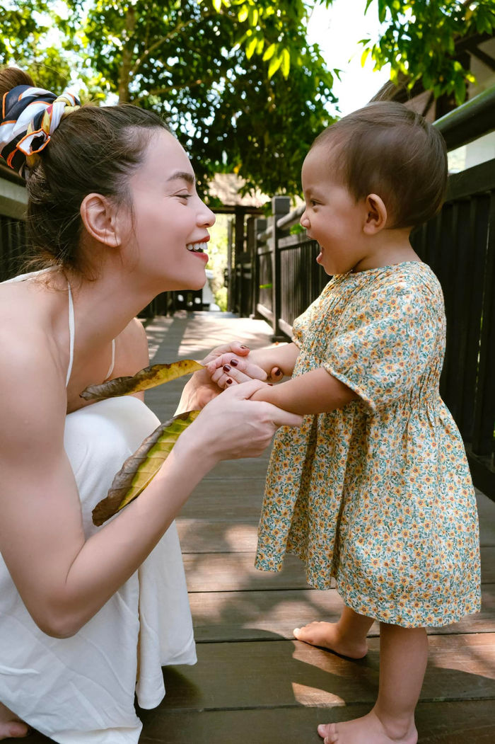 Sắc thái trái ngược của Lisa - Leon khi lên hình cùng mẹ