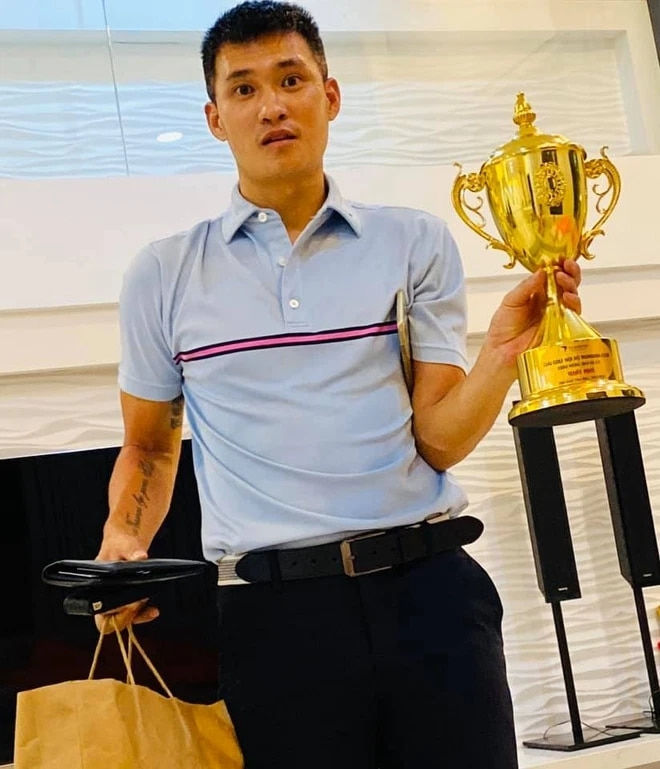 Sao nam Vbiz mê chơi golf: Người có vợ kè kè, người bị đuổi khỏi nhà