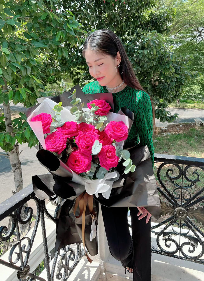 Sao nữ Vbiz mừng 8/3: Người mua xe 18 tỷ đồng, người nhận cả tá hoa