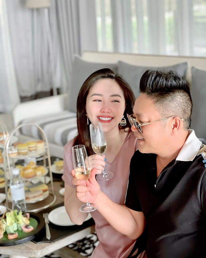 Sao nữ Vbiz mừng 8/3: Người mua xe 18 tỷ đồng, người nhận cả tá hoa