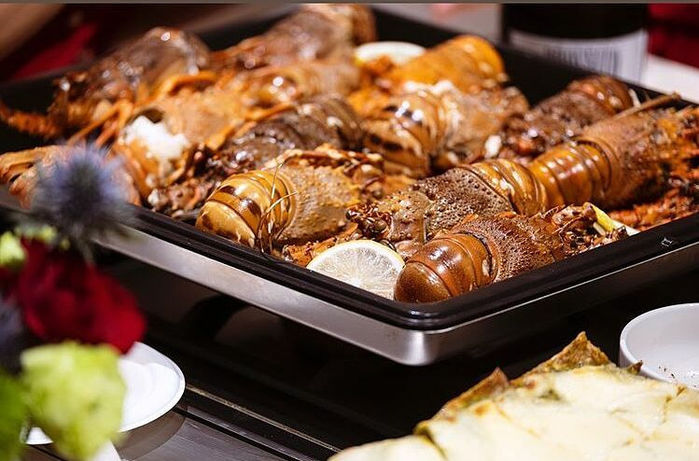 Sao Việt ăn uống món thượng lưu: Bò, bánh dát vàng có đủ