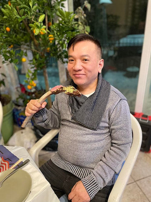 Sao Việt ăn uống món thượng lưu: Bò, bánh dát vàng có đủ