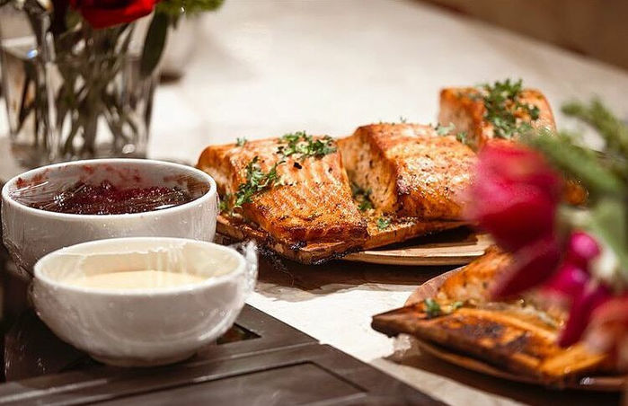Sao Việt ăn uống món thượng lưu: Bò, bánh dát vàng có đủ