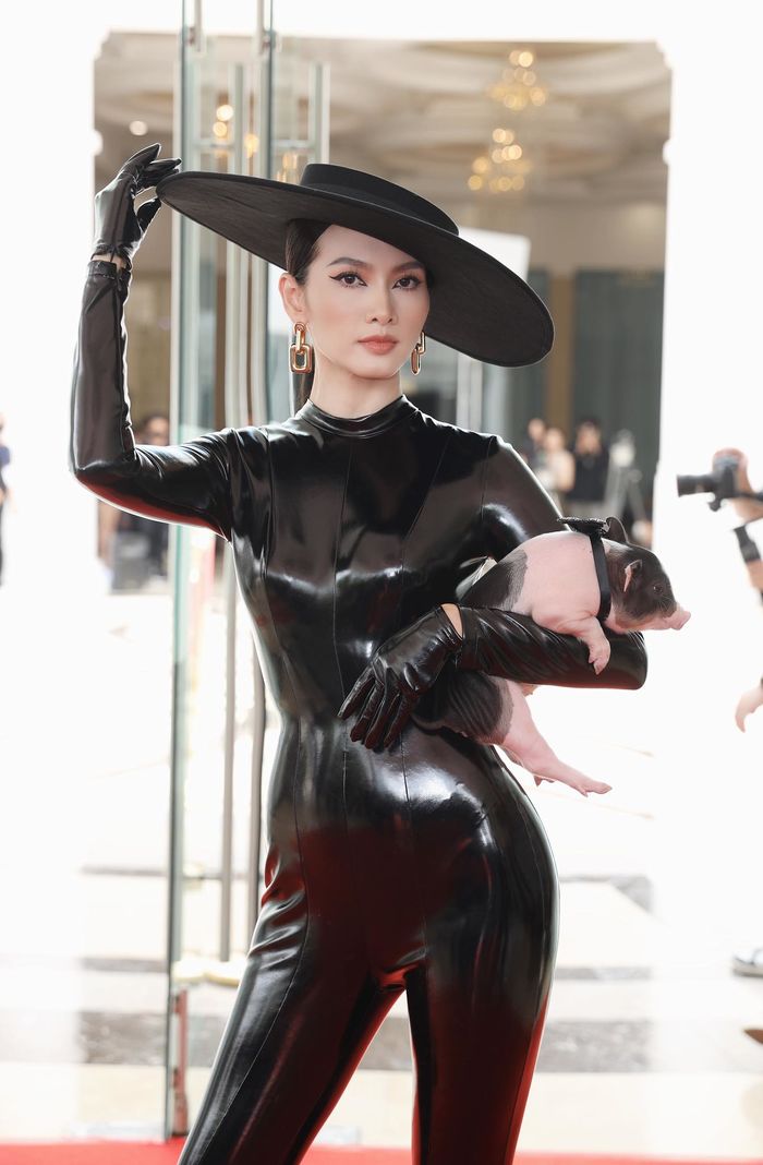 Sao Việt cosplay chính mình ngày xửa: Anh Thư ôm heo mọi lên thảm đỏ