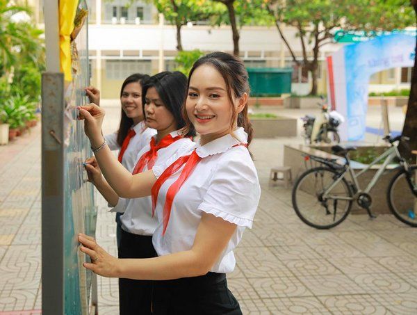 Hình ảnh các sao Việt thời học sinh đeo khăn quàng đỏ