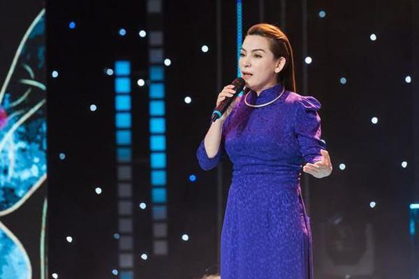 Sao Việt cười ra nước mắt vì gặp sự cố mất điện trong đêm nhạc