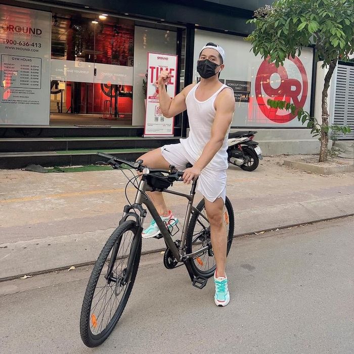 Sao Việt đạp xe giữ dáng: Lệ Quyên - Lâm Bảo Châu làm gì cũng có nhau