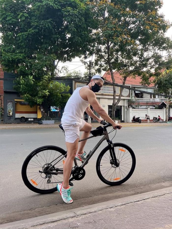 Sao Việt đạp xe giữ dáng: Lệ Quyên - Lâm Bảo Châu làm gì cũng có nhau
