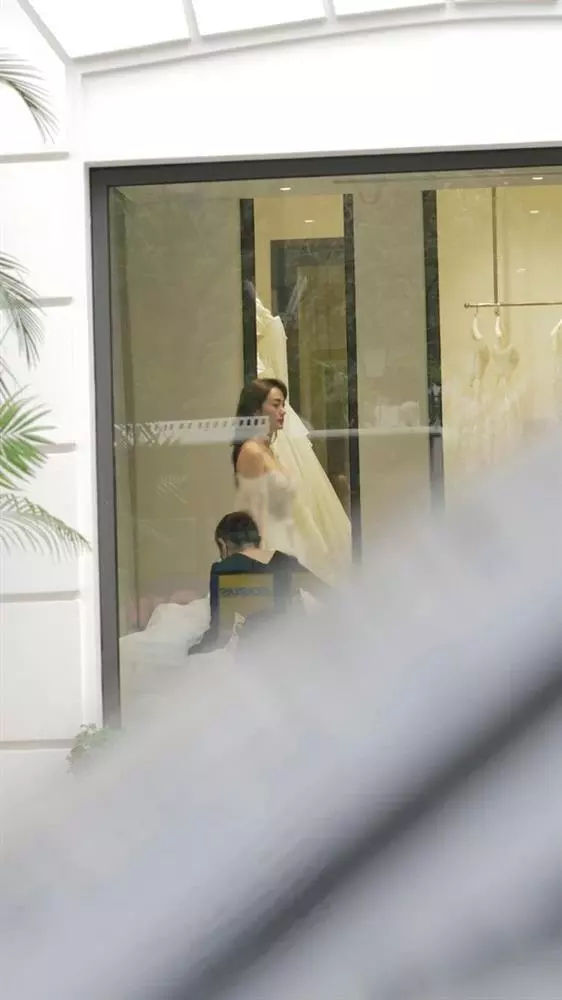 Sao Việt đầu tư mạnh tay cho váy cưới: Minh Hằng giống Beyoncé