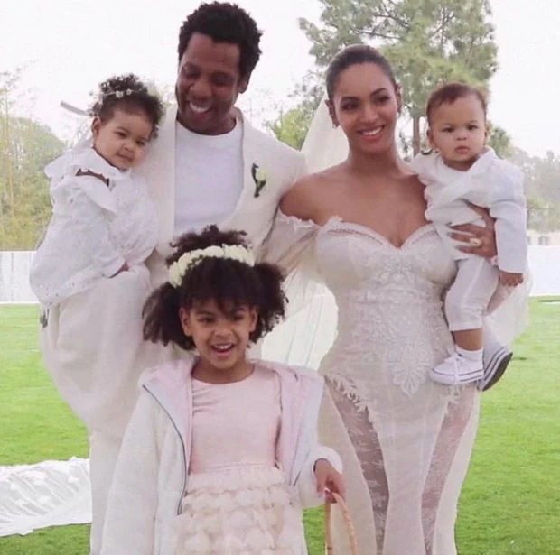 Sao Việt đầu tư mạnh tay cho váy cưới: Minh Hằng giống Beyoncé