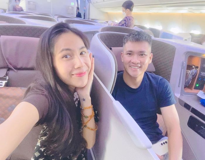 Sao Việt rần rần sang nước ngoài: Á hậu học giỏi dự sự kiện có Jisoo