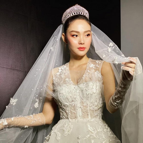 Sao Việt tất bật cho siêu hôn lễ: Minh Hằng khuyên khách diện 8 bộ đồ