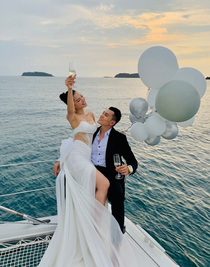 Sao Việt tất bật cho siêu hôn lễ: Minh Hằng khuyên khách diện 8 bộ đồ