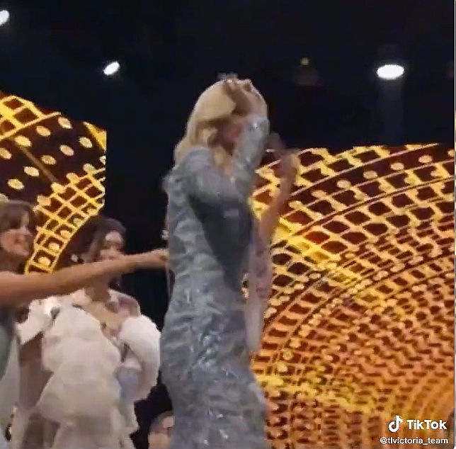 Tân Miss World gặp sự cố đứt đuôi váy khi đăng quang