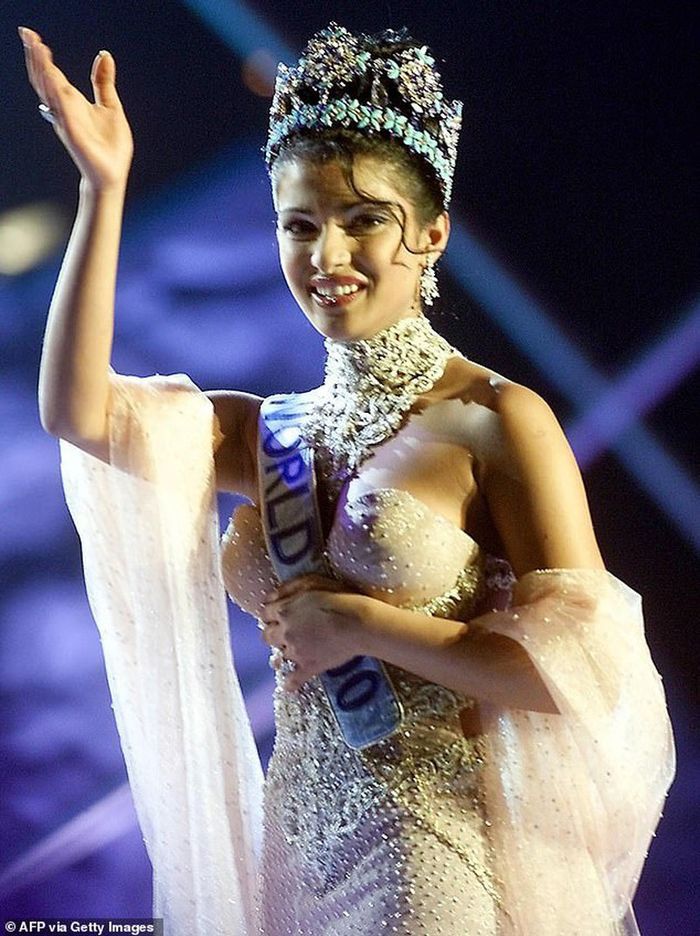 Tân Miss World gặp sự cố đứt đuôi váy khi đăng quang