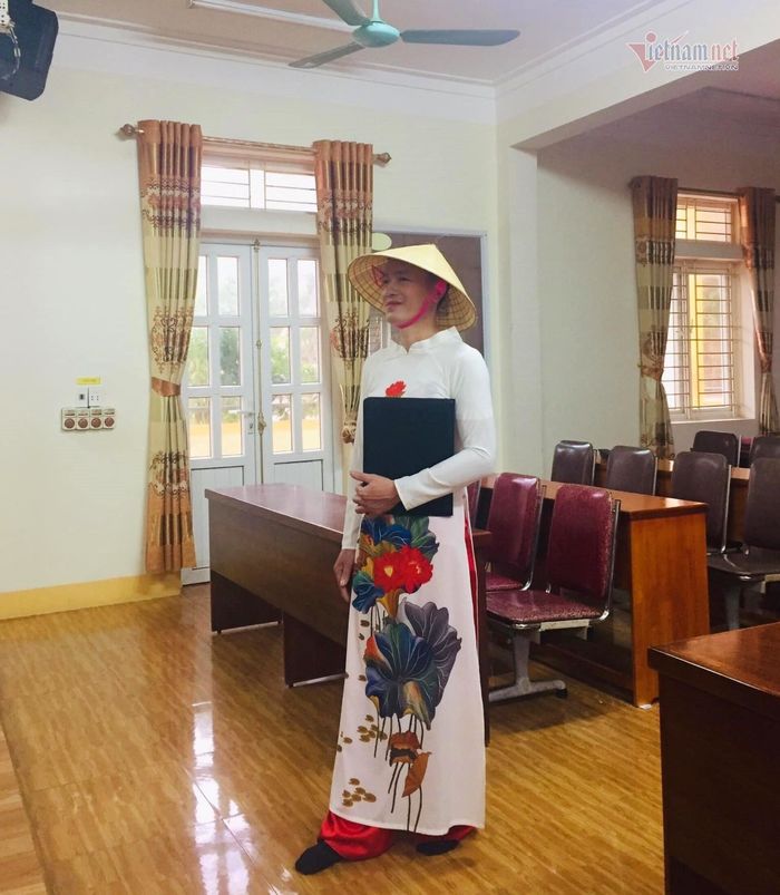 Thầy giáo mặc áo dài đến trường gây bão MXH: Nghe lý do mới thấy nể