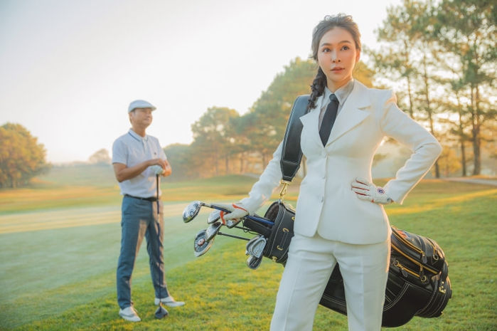 Thời trang đi đánh golf của các cặp vợ chồng Vbiz 