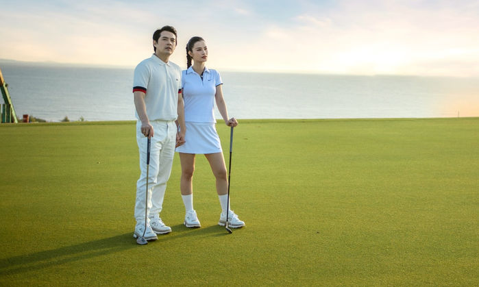 Thời trang đi đánh golf của các cặp vợ chồng Vbiz 