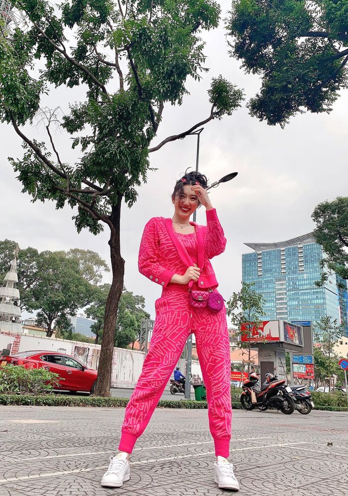 Thúy Ngân nhập hội sao Việt mê màu hồng: Binz sơ sẩy là bị soán ngôi