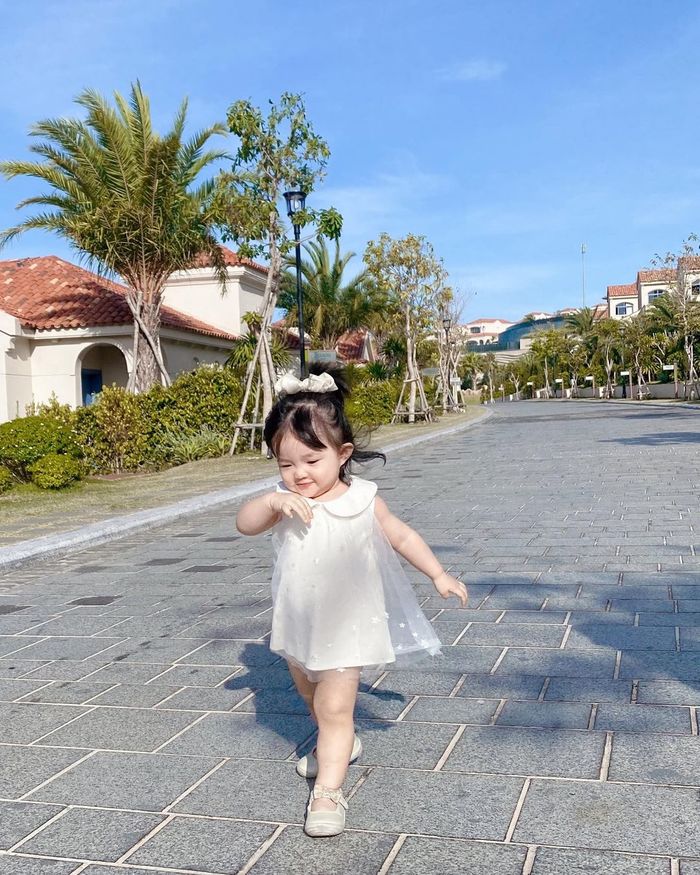 Tiểu công chúa Vbiz diện style bánh bèo: Winnie - Lisa so kè cực gắt