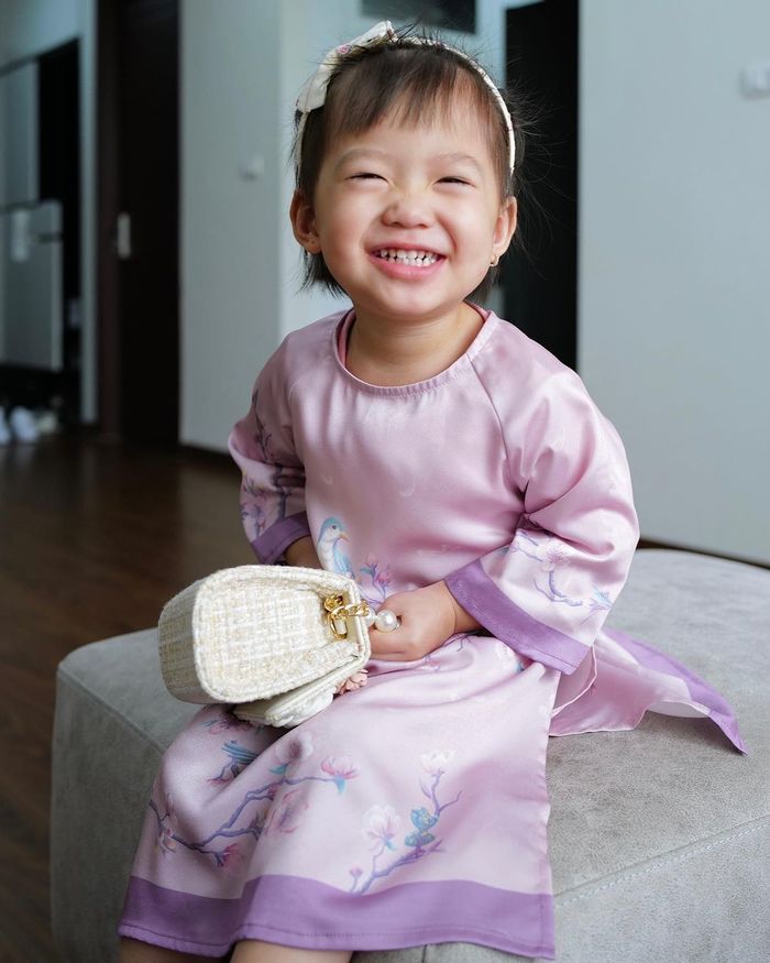 Tiểu công chúa Vbiz diện style bánh bèo: Winnie - Lisa so kè cực gắt