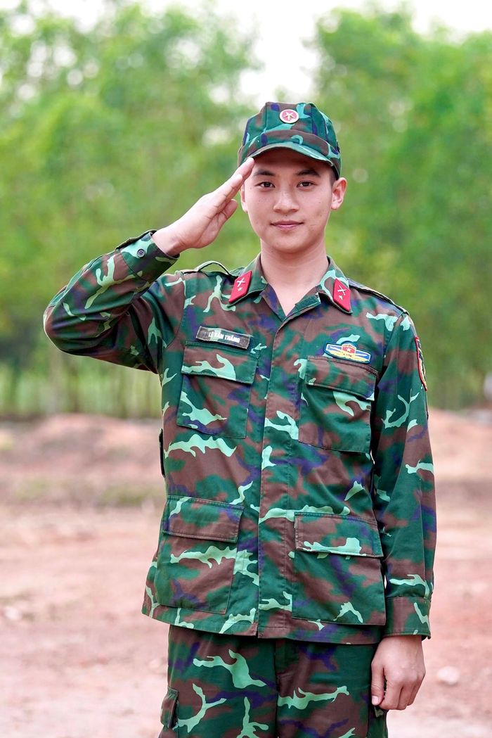 Trai đẹp chiếm spotlight dàn sao trong quân ngũ: đỗ 2 trường Đại học