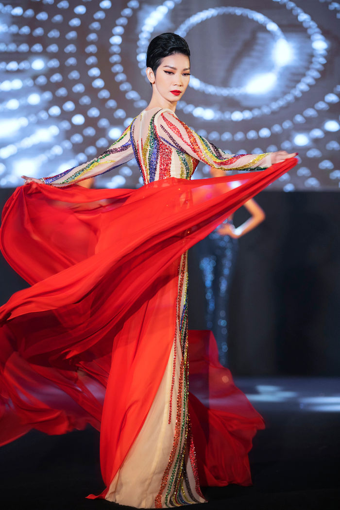 Trình catwalk của Hương Giang - Hà Anh - Xuân Lan: có siêu mẫu bị chê